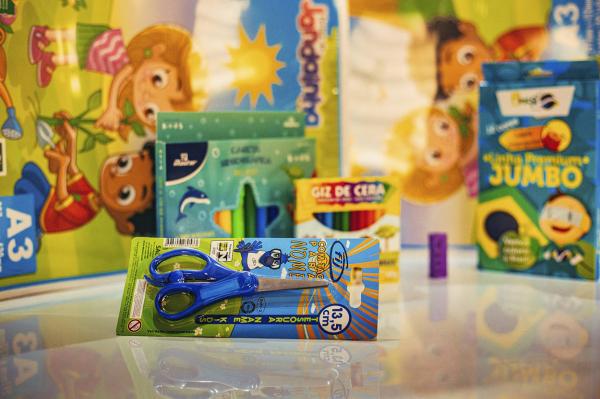 Material escolar adaptado começa a ser entregue para alunos de inclusão