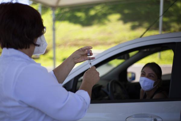 Saúde aplica 2ª dose da vacina contra Covid-19 em ação exclusiva para trabalhadores de saúde e idosos acima de 90 anos