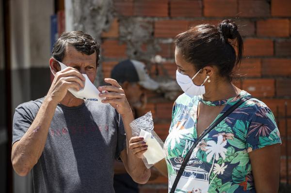 Prefeitura distribui máscaras de tecido em áreas de grande movimentação