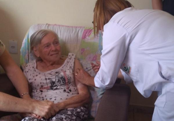 Mãe de Bolsonaro recebe segunda dose da vacina CoronaVac