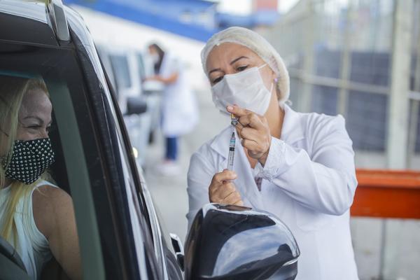 Dia 18/03 Cotia aplica a 2ª dose da vacina contra Covid-19 em trabalhadores da saúde