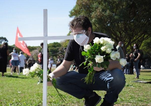 Brasil ultrapassa a marca de 300 mil mortos por Covid-19