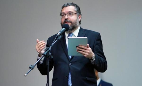 Senadores apresentam hoje pedido de impeachment de Ernesto Araújo ao STF