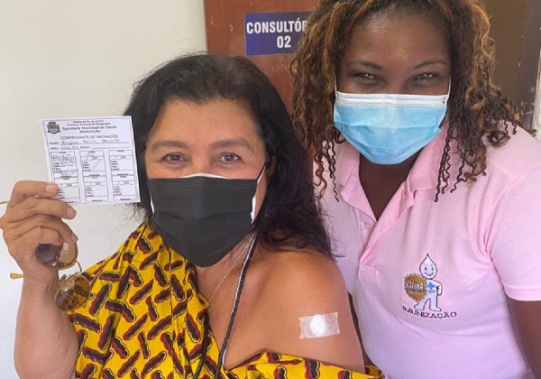 Atriz Regina Casé recebe 1ª dose da vacina contra o coronavírus