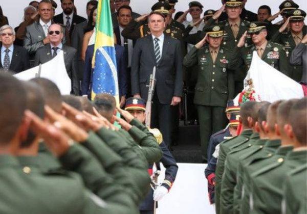 Comandantes das Forças Armadas pedem demissão, em protesto contra Bolsonaro 