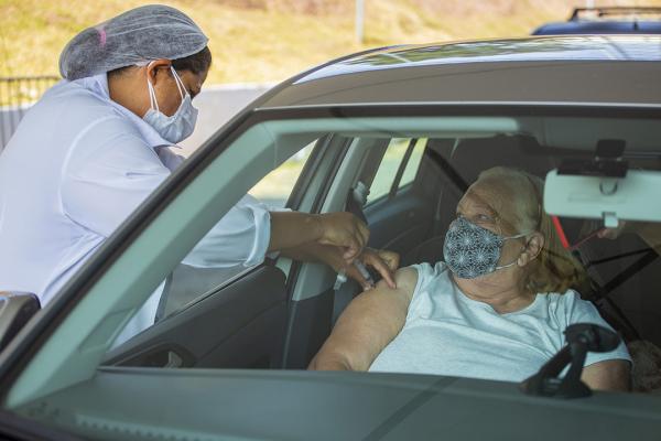 Cotia começa a vacinar contra Covid-19 idosos 65+. Agendamento disponível