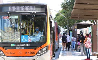Justiça determina que 70% a 85% dos ônibus circulem em SP