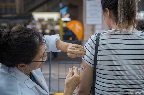 Vacinação contra sarampo mira nos adultos, com idade entre 20 e 29 anos