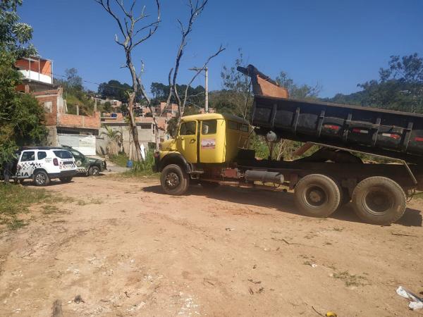 Guarda Ambiental e PM Rural flagram descarte irregular de entulho em área de preservação