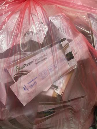 Vigilância Sanitária autua farmácia por descarte irregular de testes de Covid-19