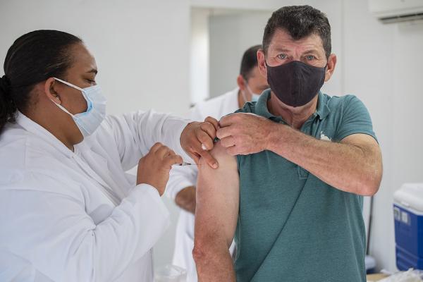 Covid19: Cotia abre agendamento da vacina para público geral com idade a partir de 55 anos