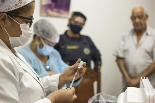 Secretaria de Saúde vacina contra a Covid19 quase mil pacientes acamados e restritos ao lar