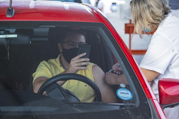 Covid-19: Cotia abre agendamento da vacina para pessoas com 50+