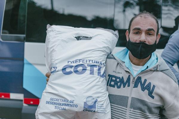 Prefeitura de Cotia inicia Campanha do Agasalho e entrega de cobertores para famílias carentes e atendidos por entidades conveniadas
