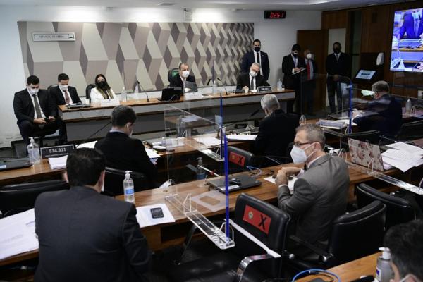 Sessão da CPI é suspensa após silêncio de diretora da Precisa