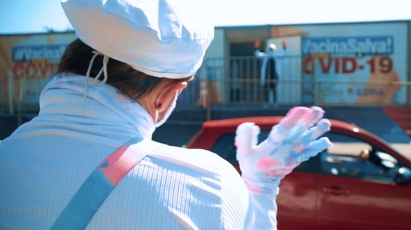 Polo de vacinação contra a Covid-19 de Cotia é cenário do novo videoclipe da Falamansa