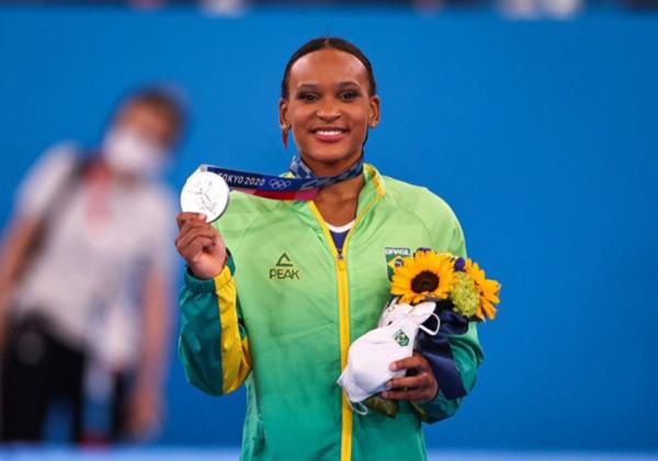 Rebeca Andrade é parabenizada por Nadia Comaneci pela prata olímpica