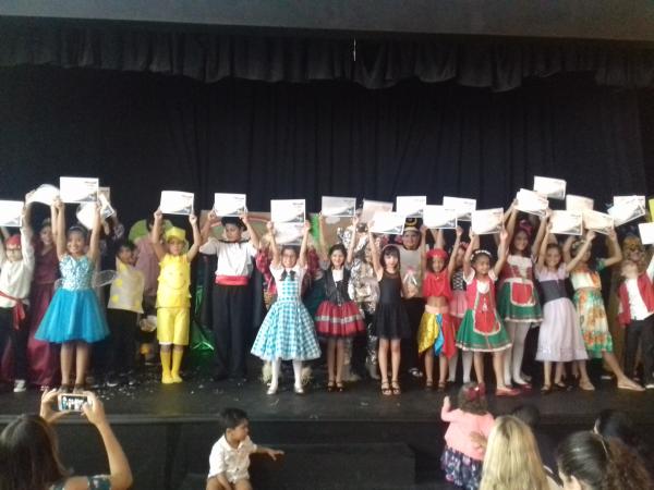 Público lota apresentação dos formandos do curso de iniciação teatral