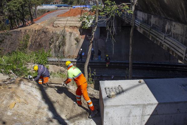 Duplicação do viaduto sobre a linha férrea, em Caucaia, segue em ritmo acelerado