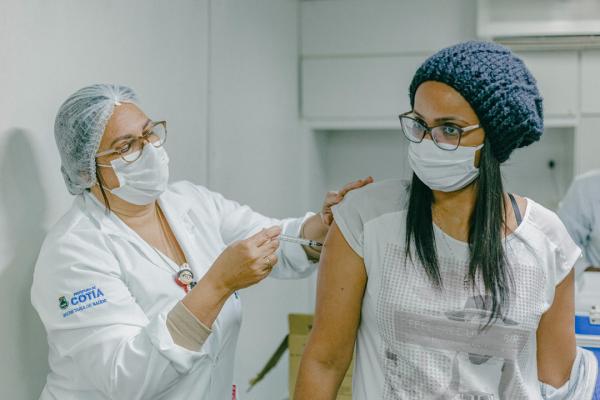 Em Cotia, mais de 75% da população liberada já recebeu 1ª dose contra a Covid-19