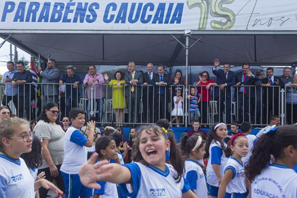 Moradores comemoram volta do Desfile Cívico no aniversário de Caucaia do Alto