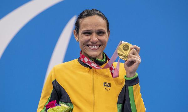 Tóquio: Carol Santiago é ouro e Cecília Araújo prata na natação