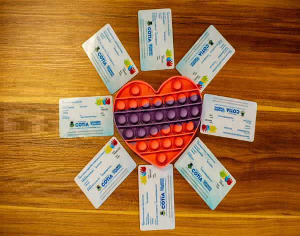 Fundo Social está entregando ‘pop it’ para crianças autistas cadastradas na CIPTEA