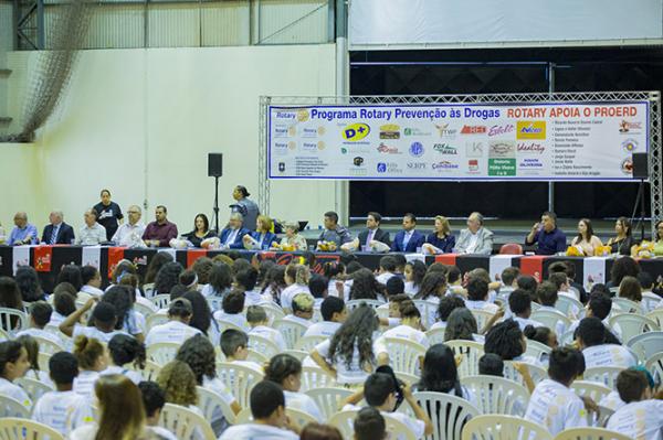 Mais 430 alunos participam da formatura do Proerd