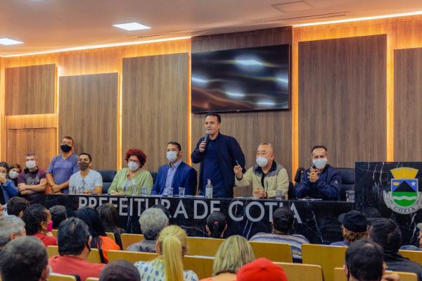Prefeitura de Cotia regulariza feirantes e entrega licença de funcionamento