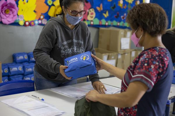 Alunos da rede municipal recebem kit de higiene; escolas receberão 100% dos estudantes a partir do dia 8