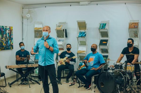 Participantes de oficinas de música recebem certificado de conclusão