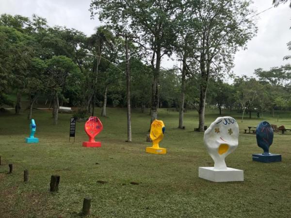 Fluxo irrefletido do cotidiano é tema de exposição itinerante de esculturas no parque Cemucam