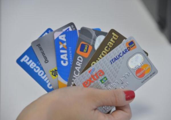 Juros do cartão de crédito atingem maior índice desde 2017