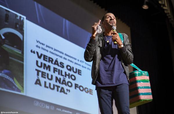 Público lota auditório do Colégio Rio Branco para acompanhar palestra com Rick Chesther
