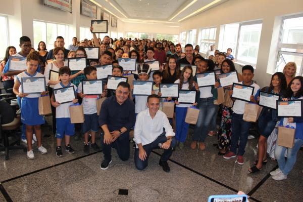 Alunos de escolas municipais de Cotia recebem certificado por desempenho em olimpíadas escolares