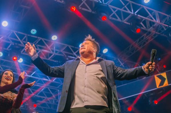 Milhares de pessoas celebraram os 166 anos de Cotia no show do cantor Leonardo