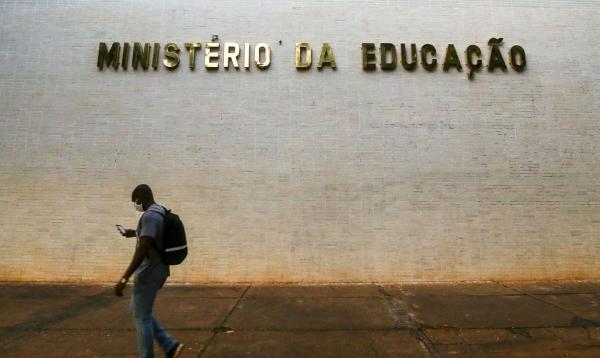 Governo libera R$ 26 milhões em kits de robótica para escolas sem água e computador