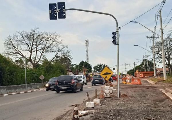 Viaduto da Estrada de Caucaia ganha semáforos provisórios e sistema ‘pare e siga’