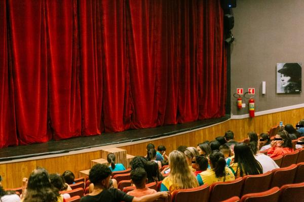 'Me Abraça' atende beneficiários de programas sociais, instituições conveniadas, pessoas com deficiência e idosos