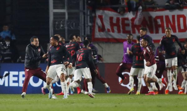 Vitor Roque decide e Athletico-PR está na semifinal