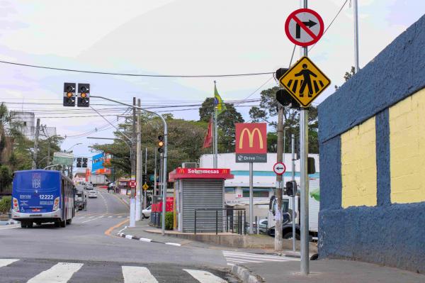 Prefeitura implanta semáforo e mudança viária na região central