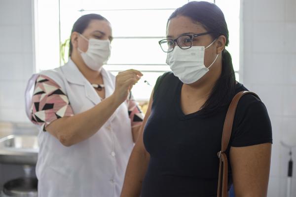Covid-19: Cotia libera a 2ª dose adicional da vacina para pessoas com 18+