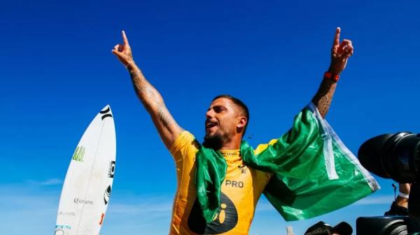 Filipinho é campeão mundial de surfe pela primeira vez