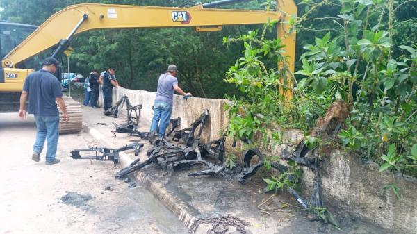 Funcionários de Obras de Cotia localizam desova de quadros de motos roubadas