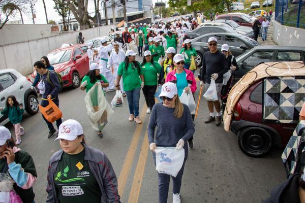 Participantes do Plogging recolhem 120 kg de resíduos das ruas de Cotia e plantam mais de 120 árvores