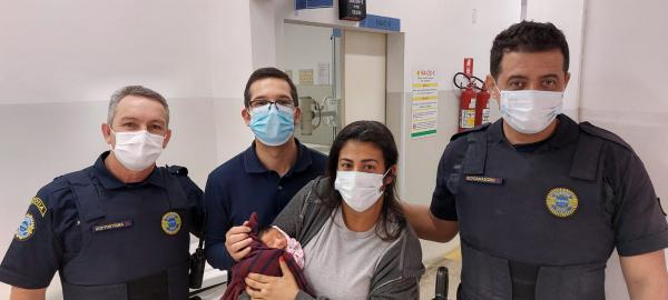 Guardas Civis de Cotia salvam bebê de apenas três dias que estava engasgada