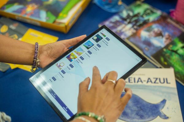 Pela primeira vez, Cotia contará com livros literários acessíveis para alunos surdos e cegos