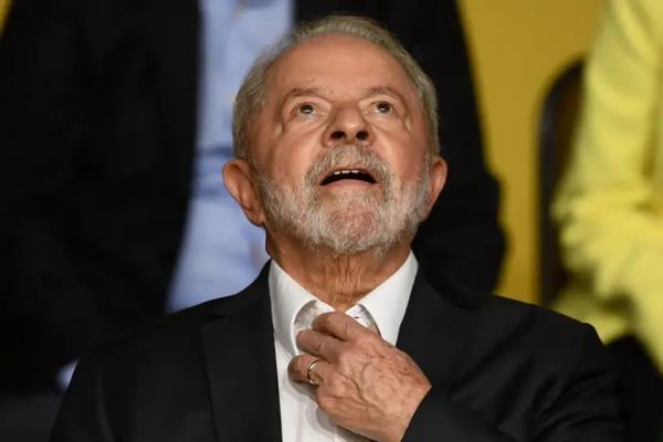 Lula fez cirurgia para retirada de lesão na laringe