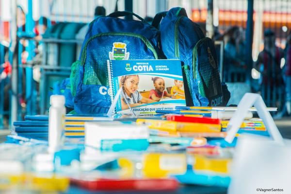 Prefeitura inicia entrega de uniformes e material escolar para alunos da rede municipal