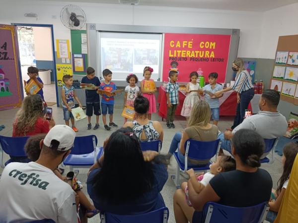 Escola de Cotia realiza “Café com Literatura: projeto pequeno leitor”